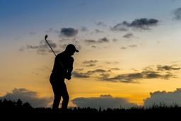 Silhouette of man playing golf at dusk model released, Symbolfoto, STSF03725