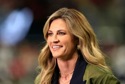 ATLANTA, GA &#8211; NOVEMBER 18: Fox Sports broadcaster Erin Andrews during the Thursday night NFL, American Football Herren,