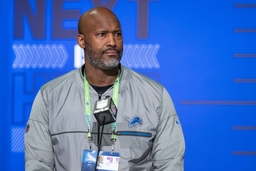 Sport Bilder des Tages INDIANAPOLIS, IN &#8211; MARCH 01: Detroit Lions general manager Brad Holmes answers questions from the