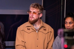 April 26, 2022, New York, NY, New York, NY, United States: NEW YORK, NY &#8211; APRIL 26: Jake Paul watches on as Katie Taylo