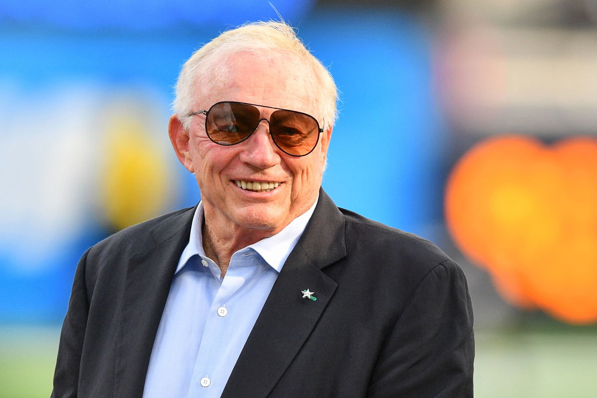 INGLEWOOD, CA &#8211; AUGUST 20: Dallas Cowboys cowboys owner Jerry Jones looks on before the NFL, American Football Herren, U