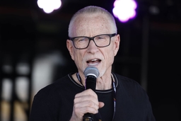 LAS VEGAS, NV &#8211; OCTOBER 15: Former NASCAR, Motorsport, USA driver Mark Martin speaks to fans in the Neon Garage before f