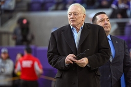 MINNEAPOLIS, MN &#8211; NOVEMBER 20: Dallas Cowboys owner Jerry Jones looks on before a game between the Minnesota Vikings and
