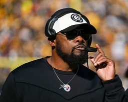 PITTSBURGH, PA &#8211; JANUARY 08: Pittsburgh Steelers head coach Mike Tomlin looks on to the field during the game between th