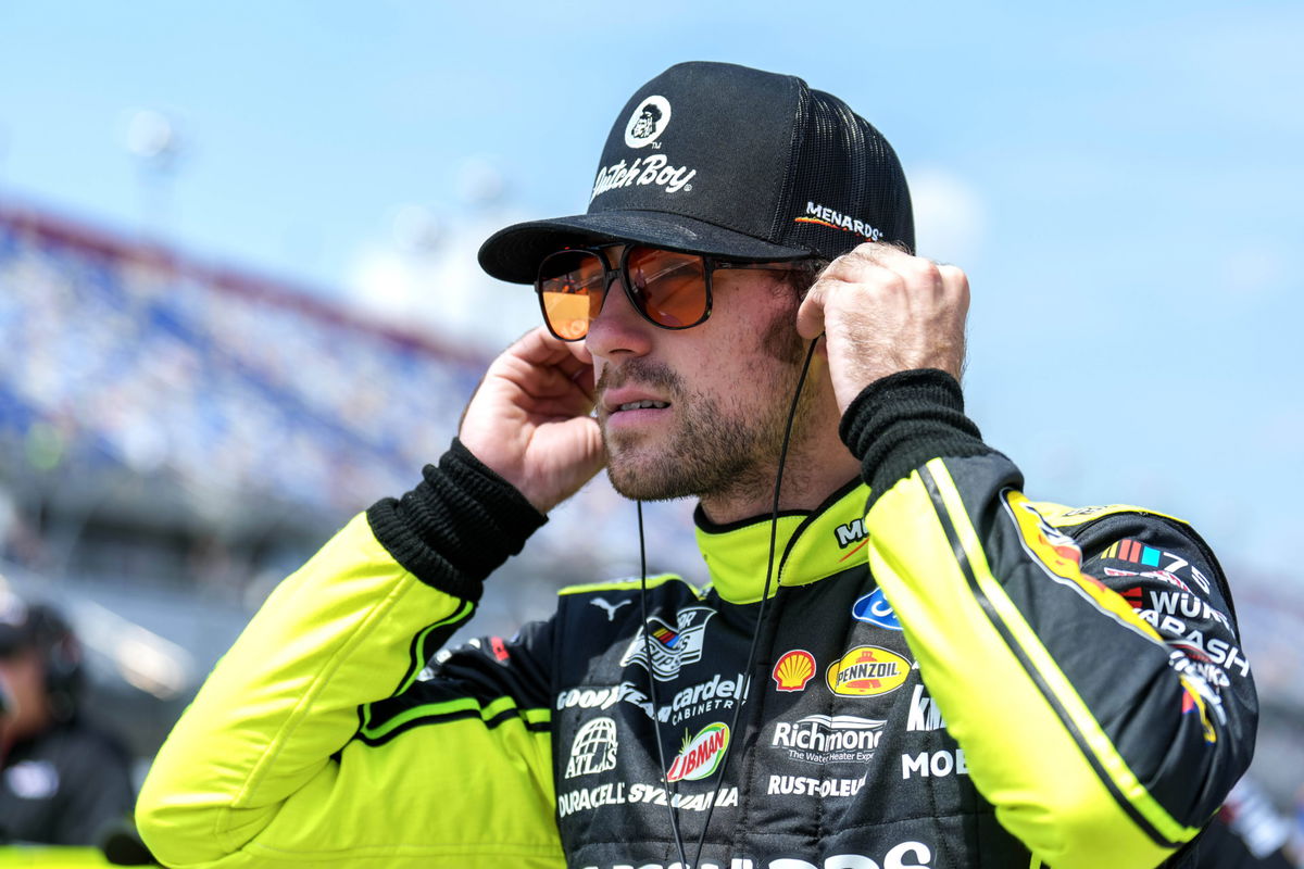 NASCAR, Motorsport, USA Cup Practice and Qualifying May 13, 2023; Darlington, South Carolina, USA; Ryan Blaney on pit ro