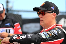DARLINGTON, SC &#8211; SEPTEMBER 02: Kevin Harvick ( 4 Stewart Haas Racing Mobil 1 Take 5 Ford) talks with members of his crew
