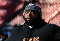 LANDOVER, MD &#8211; DECEMBER 31: San Francisco 49ers offensive tackle Trent Williams (71) warms up prior to the NFL, American