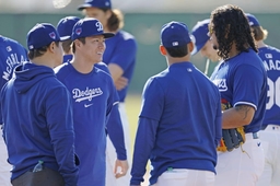 Baseball: MLB, Baseball Herren, USA spring training Yoshinobu Yamamoto (2nd from L) chats with teammates at spring train