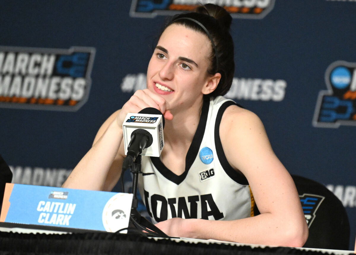 IOWA CITY, IA &#8211; MARCH 25: Iowa guard Caitlin Clark (22) as seen at a post game press conference, PK, Pressekonferenz aft