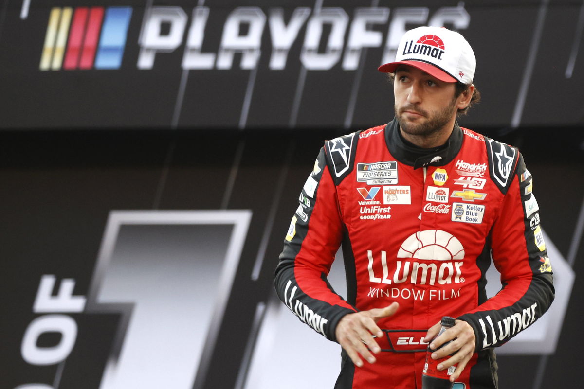 BRISTOL, TN &#8211; SEPTEMBER 21: Chase Elliott ( 9 Hendrick Motorsports LLumar Chevrolet) waves to the crowd during driver in