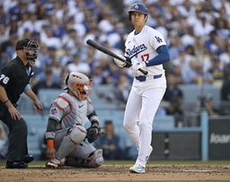 Baseball: MLB, Baseball Herren, USA Championship Series Los Angeles Dodgers designated hitter Shohei Ohtani draws a walk