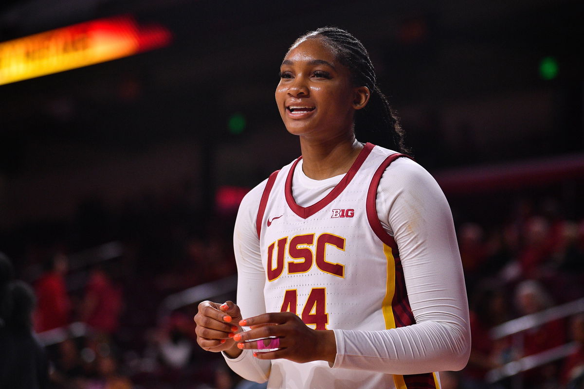 LOS ANGELES, CA &#8211; NOVEMBER 09: USC Trojans forward Kiki Iriafen (44) warms up before the womenÕs college basketball game