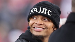 Former Ohio State Buckeys quarterback and current Pittsburgh Steelers quarterback, Justin Fields looks back at the crowd