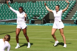COCO GAUFF Z USA I ARYNA SABALENKA TANCZA PO TRENINGU POPRZEDZAJCYM WIMBLEDON 2025