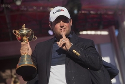 Bilder des Tages SPORT USA team member Patrick Reed celebrates with the Ryder Cup after the United