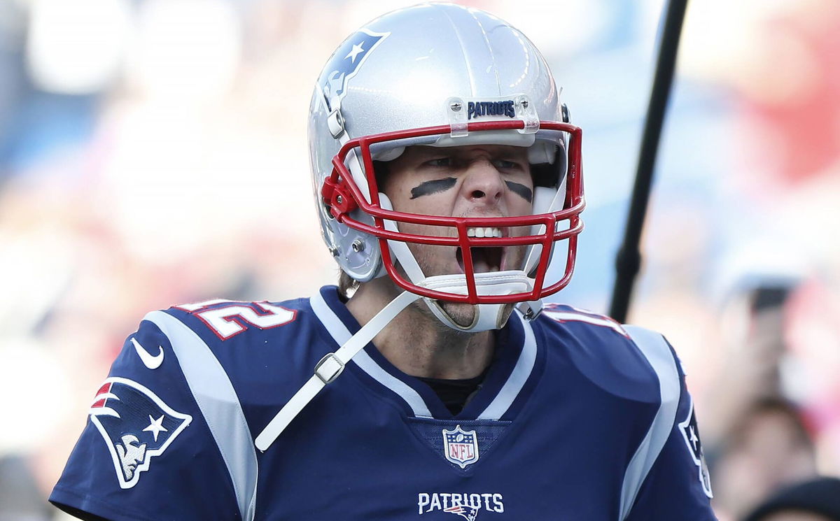New England Patriots quarterback Tom Brady screams out after arriving on the field without a glove o