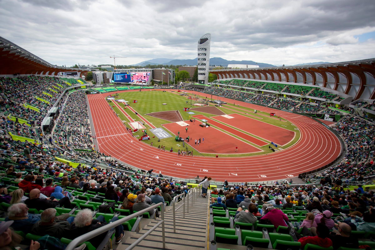 Syndication: The Register Guard Fans cheer during the men™s 10,000 meters during the Prefontaine Classic Saturday, May 2