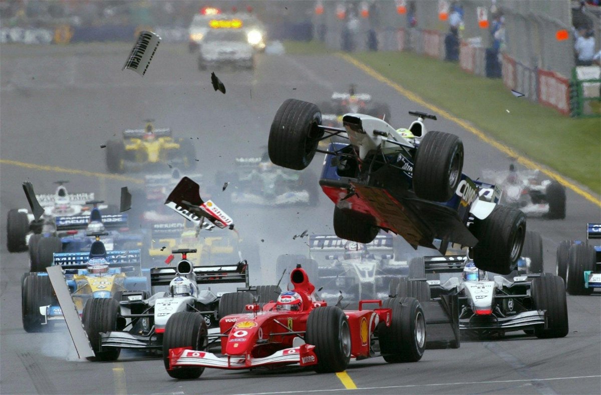 En 2002, Ralf Schumacher percutait l'arrière de Ruben Barrichello, pourtant parti en pole. L'incident allait provoquer l'abandon de six autres monoplaces, offrant des opportunités aux monoplaces du fond de grille. Le local de l'étape, Mark Webber, terminera cinquième au volant de sa modeste Minardi.