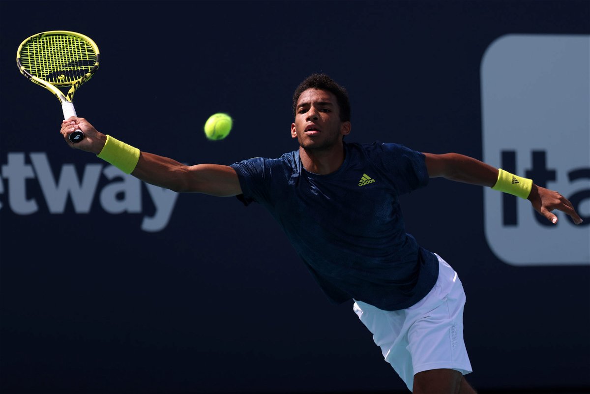 Never Thought I D Be Able To Play Him One Day Felix Auger Aliassime Describes Emotions After Knocking Out Roger Federer At Atp Halle 2021 Essentiallysports