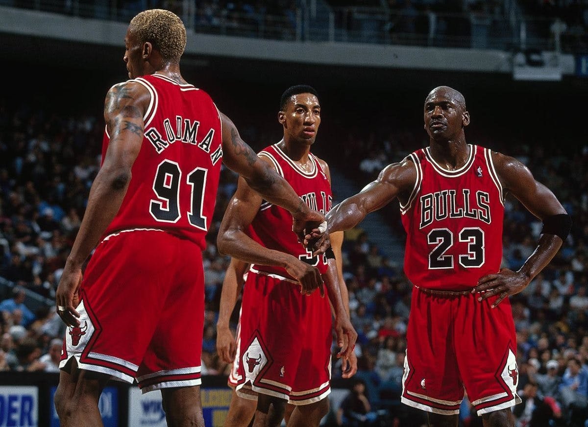 Vagabundo fuego Coherente He Was Michael Jordan Before Michael Jordan”: Dennis Rodman Showered  Massive Praise on Ex Bulls Teammate in 2020 - EssentiallySports